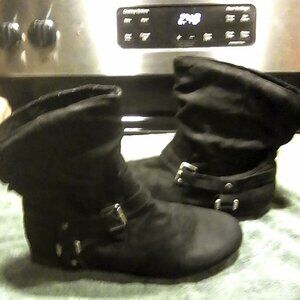 Womens Size 10 black boots, suede